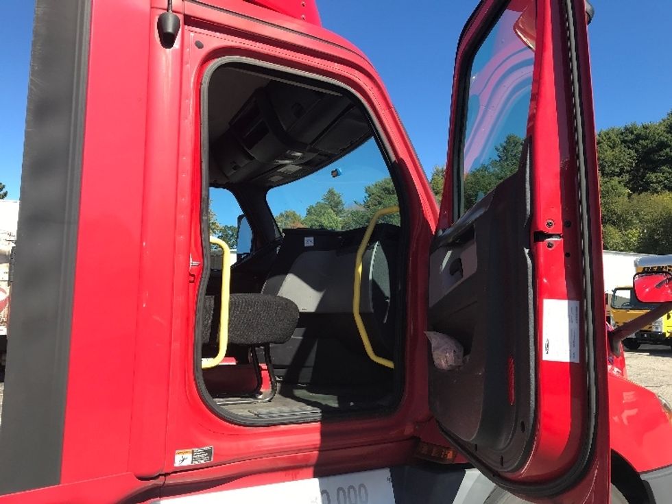 Day Cab Tractor-Heavy Duty Tractors-Freightliner-2019-T12664ST-Auburn-MA-476,792\n\t\tmiles-$ 36,000 - Image 12