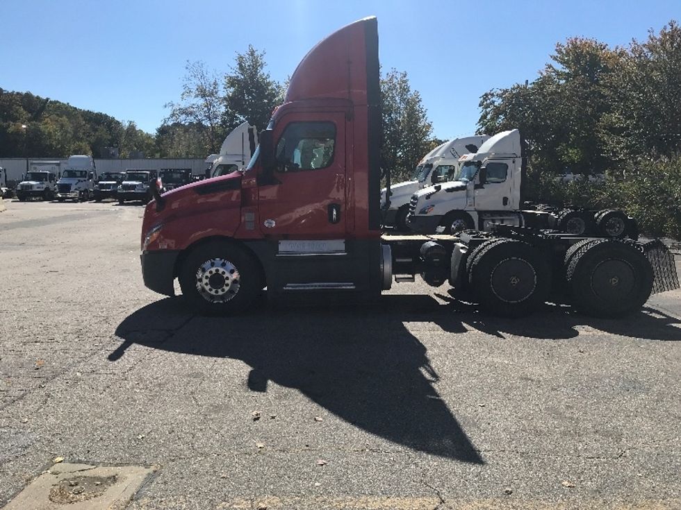 Day Cab Tractor-Heavy Duty Tractors-Freightliner-2019-T12664ST-Auburn-MA-476,792\n\t\tmiles-$ 36,000 - Image 4