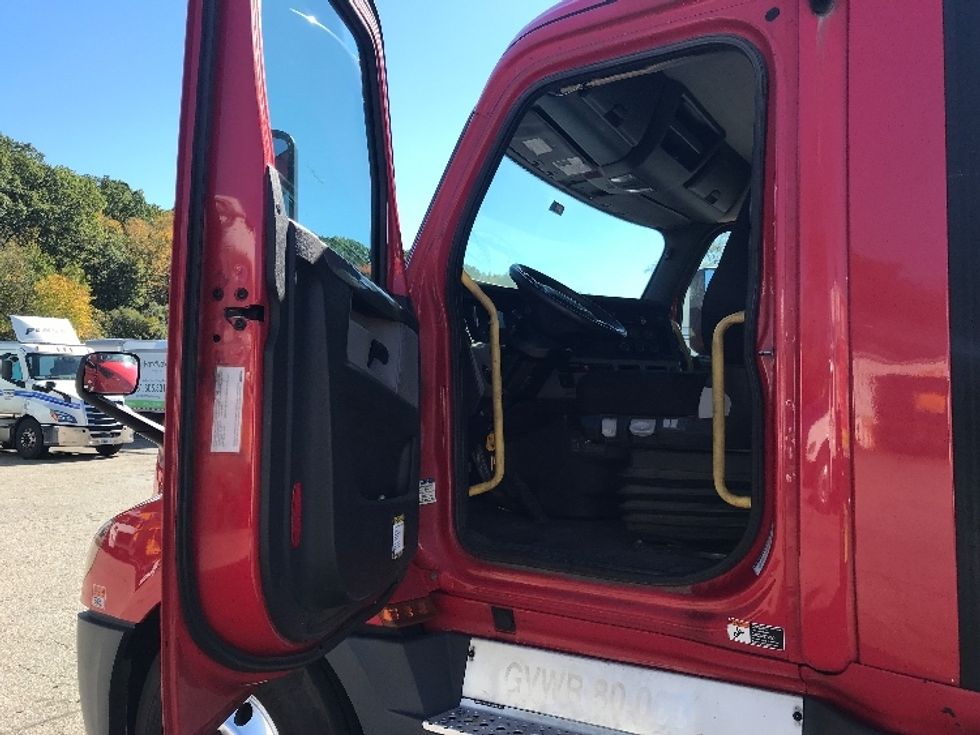 Day Cab Tractor-Heavy Duty Tractors-Freightliner-2019-T12664ST-Auburn-MA-476,792\n\t\tmiles-$ 36,000 - Image 9