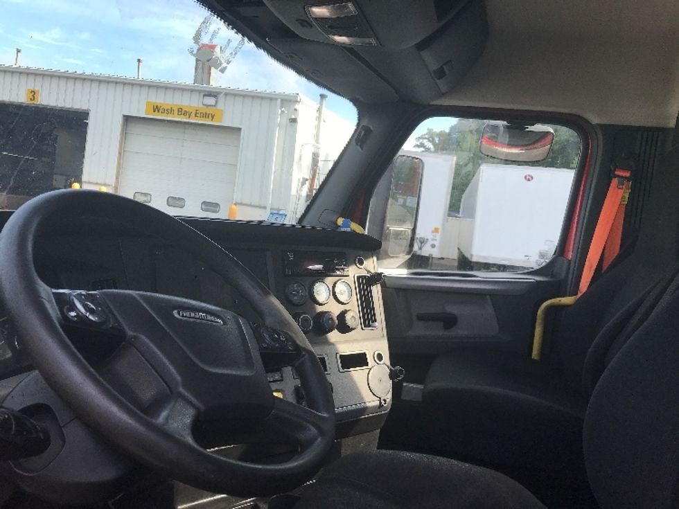 Day Cab Tractor-Heavy Duty Tractors-Freightliner-2019-T12664ST-Auburn-MA-567,263\n\t\tmiles-$ 29,500 - Image 10