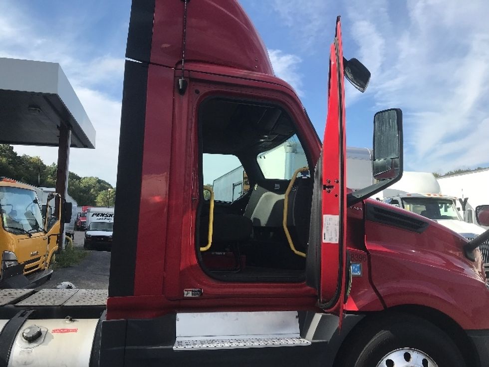 Day Cab Tractor-Heavy Duty Tractors-Freightliner-2019-T12664ST-Auburn-MA-567,263\n\t\tmiles-$ 29,500 - Image 12