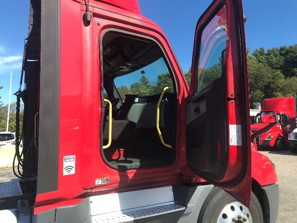 Day Cab Tractor-Heavy Duty Tractors-Freightliner-2019-T12664ST-Auburn-MA-606,988\n\t\tmiles-$ 26,500 - Image 12