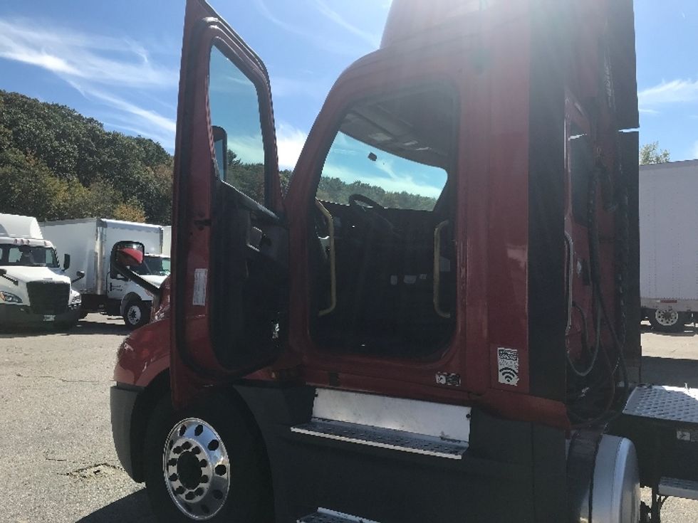 Day Cab Tractor-Heavy Duty Tractors-Freightliner-2019-T12664ST-Auburn-MA-606,988\n\t\tmiles-$ 26,500 - Image 9