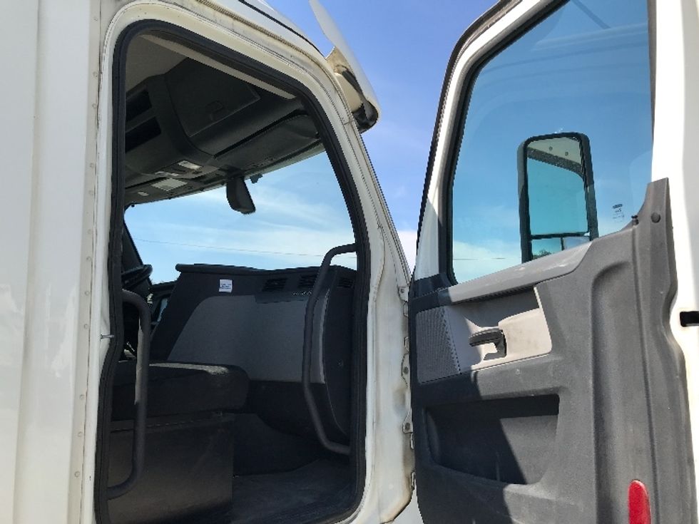 Day Cab Tractor-Heavy Duty Tractors-Freightliner-2019-T12664ST-Augusta-GA-273,960\n\t\tmiles-$ 62,250 - Image 12