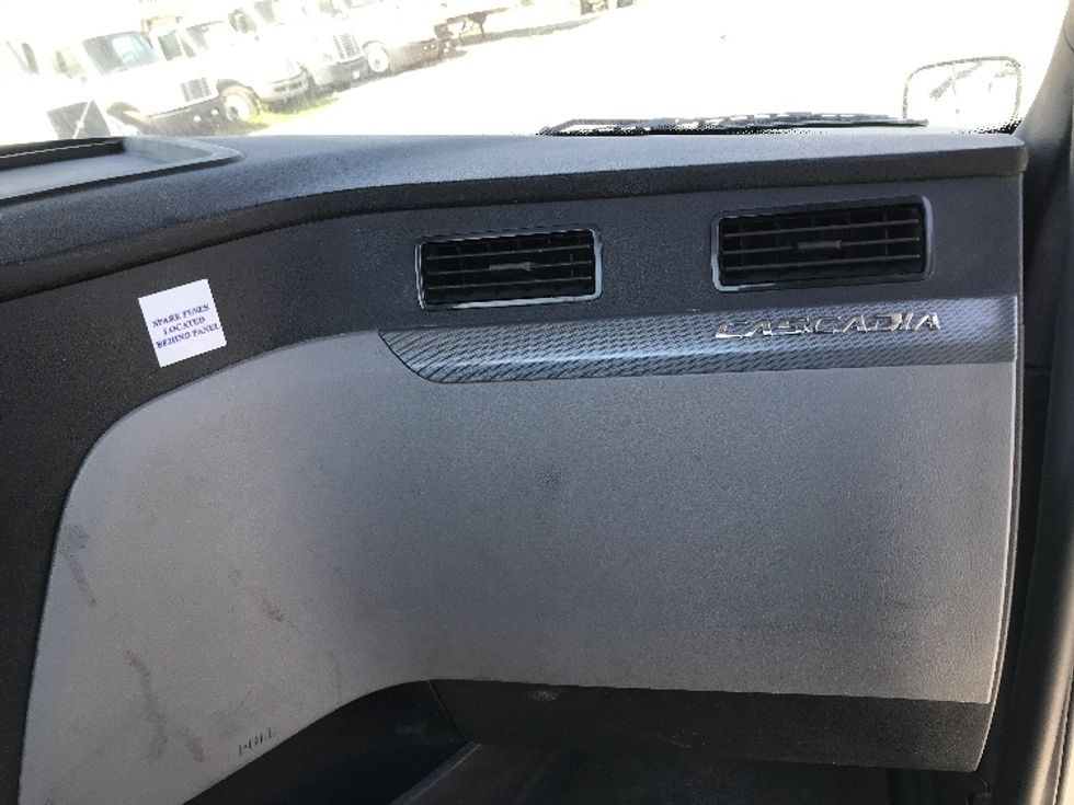 Day Cab Tractor-Heavy Duty Tractors-Freightliner-2019-T12664ST-Augusta-GA-273,960\n\t\tmiles-$ 62,250 - Image 13