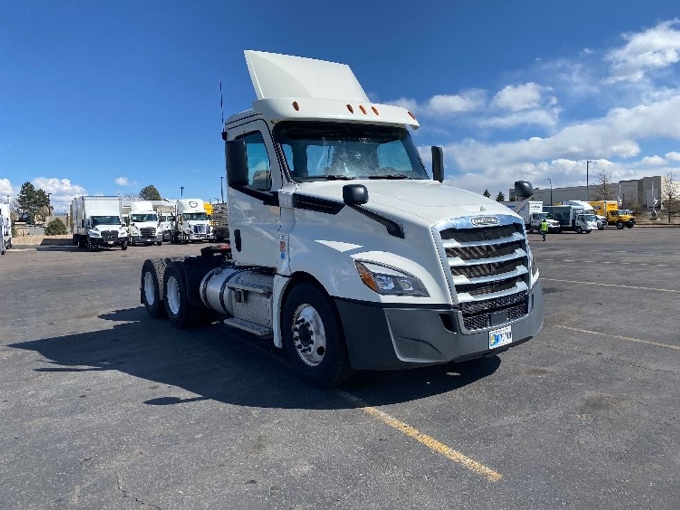 Day Cab Tractor-Heavy Duty Tractors-Freightliner-2019-T12664ST-Aurora-CO-323,014\n\t\tmiles-$ 55,500 - Image 1