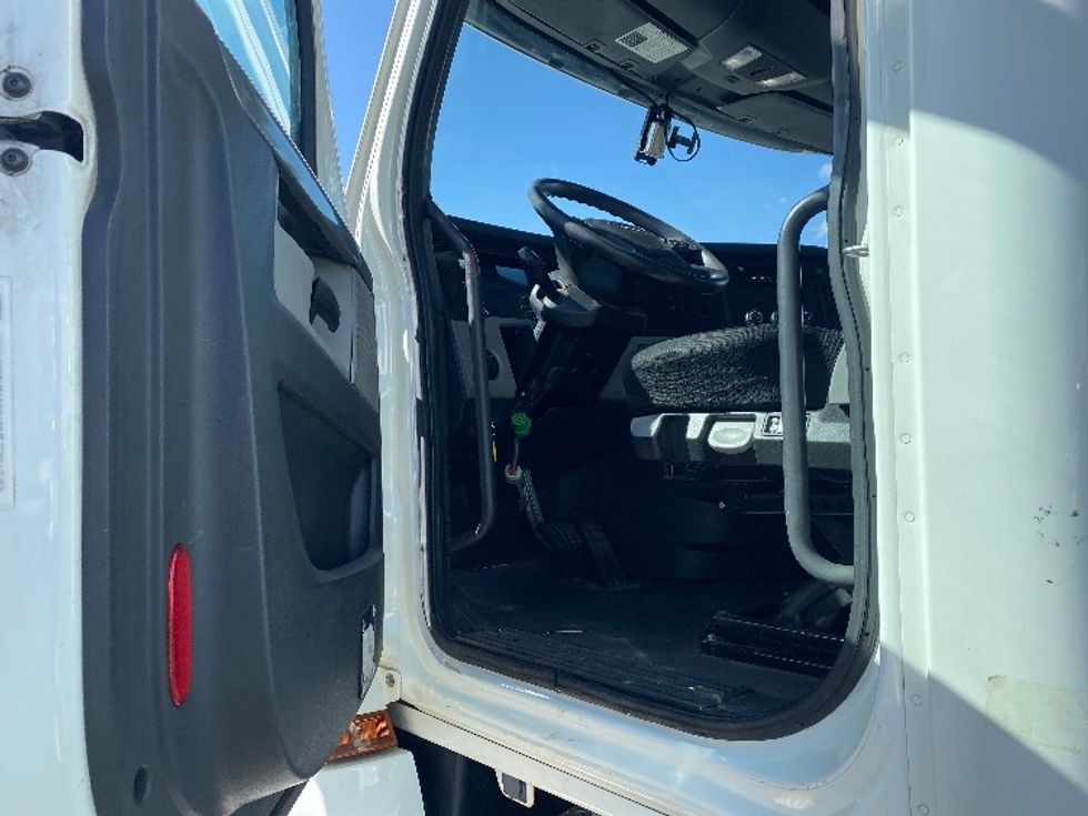 Day Cab Tractor-Heavy Duty Tractors-Freightliner-2019-T12664ST-Aurora-CO-323,014\n\t\tmiles-$ 55,500 - Image 9