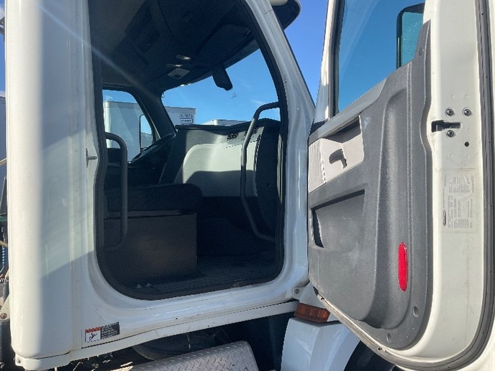 Day Cab Tractor-Heavy Duty Tractors-Freightliner-2019-T12664ST-Aurora-CO-96,268\n\t\tmiles-$ 65,250 - Image 12