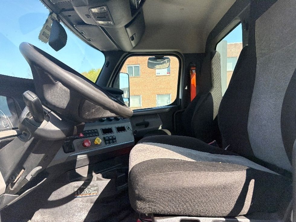 Day Cab Tractor-Heavy Duty Tractors-Freightliner-2019-T12664ST-Baltimore-MD-258,097\n\t\tmiles-$ 43,000 - Image 10