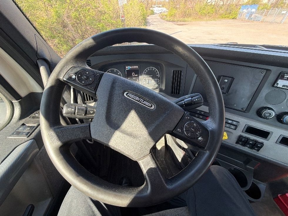 Day Cab Tractor-Heavy Duty Tractors-Freightliner-2019-T12664ST-Baltimore-MD-258,097\n\t\tmiles-$ 43,000 - Image 11