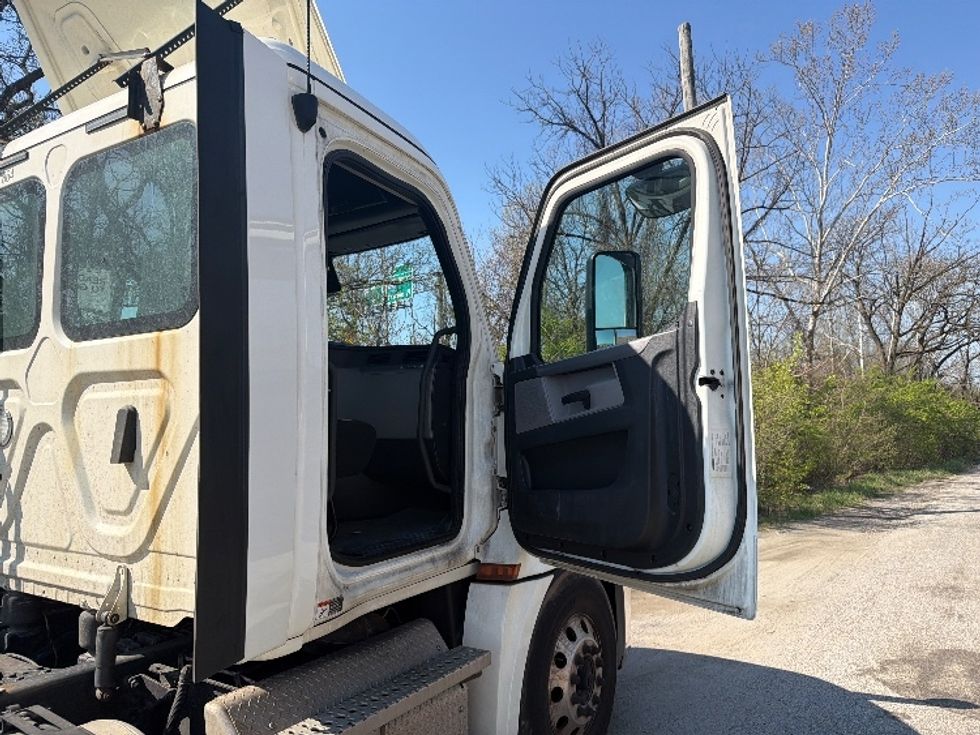 Day Cab Tractor-Heavy Duty Tractors-Freightliner-2019-T12664ST-Baltimore-MD-258,097\n\t\tmiles-$ 43,000 - Image 12