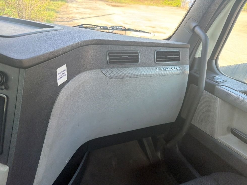 Day Cab Tractor-Heavy Duty Tractors-Freightliner-2019-T12664ST-Baltimore-MD-258,097\n\t\tmiles-$ 43,000 - Image 13