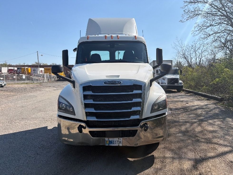 Day Cab Tractor-Heavy Duty Tractors-Freightliner-2019-T12664ST-Baltimore-MD-258,097\n\t\tmiles-$ 43,000 - Image 2