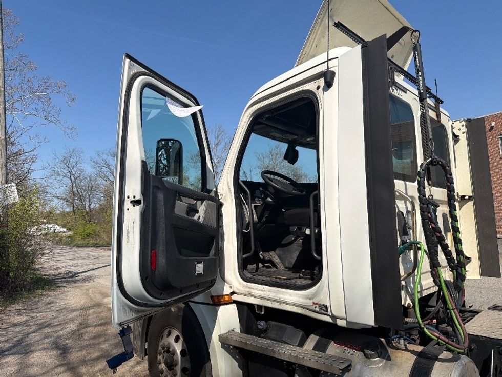 Day Cab Tractor-Heavy Duty Tractors-Freightliner-2019-T12664ST-Baltimore-MD-258,097\n\t\tmiles-$ 43,000 - Image 9