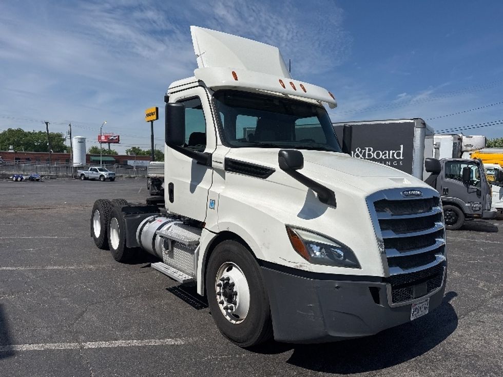 Day Cab Tractor-Heavy Duty Tractors-Freightliner-2019-T12664ST-Baltimore-MD-295,889\n\t\tmiles-$ 38,500 - Image 1