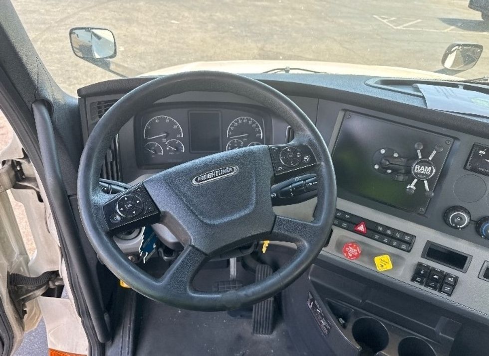 Day Cab Tractor-Heavy Duty Tractors-Freightliner-2019-T12664ST-Baltimore-MD-295,889\n\t\tmiles-$ 38,500 - Image 11