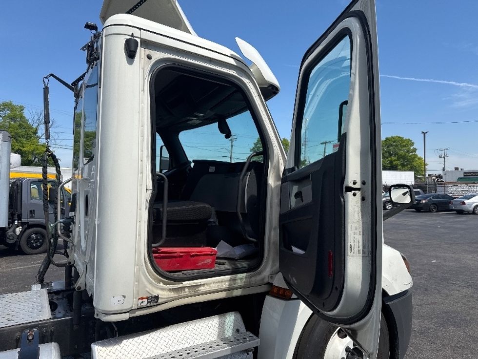 Day Cab Tractor-Heavy Duty Tractors-Freightliner-2019-T12664ST-Baltimore-MD-295,889\n\t\tmiles-$ 38,500 - Image 12