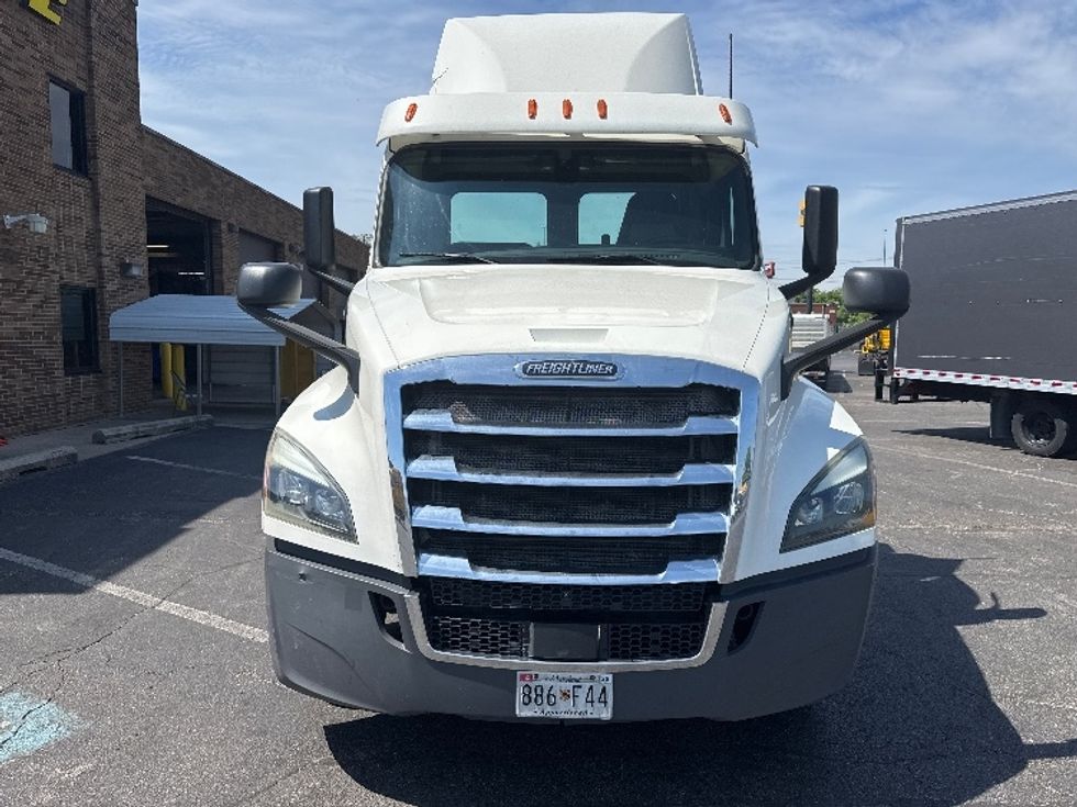 Day Cab Tractor-Heavy Duty Tractors-Freightliner-2019-T12664ST-Baltimore-MD-295,889\n\t\tmiles-$ 38,500 - Image 2