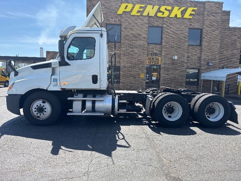 Day Cab Tractor-Heavy Duty Tractors-Freightliner-2019-T12664ST-Baltimore-MD-295,889\n\t\tmiles-$ 38,500 - Image 4