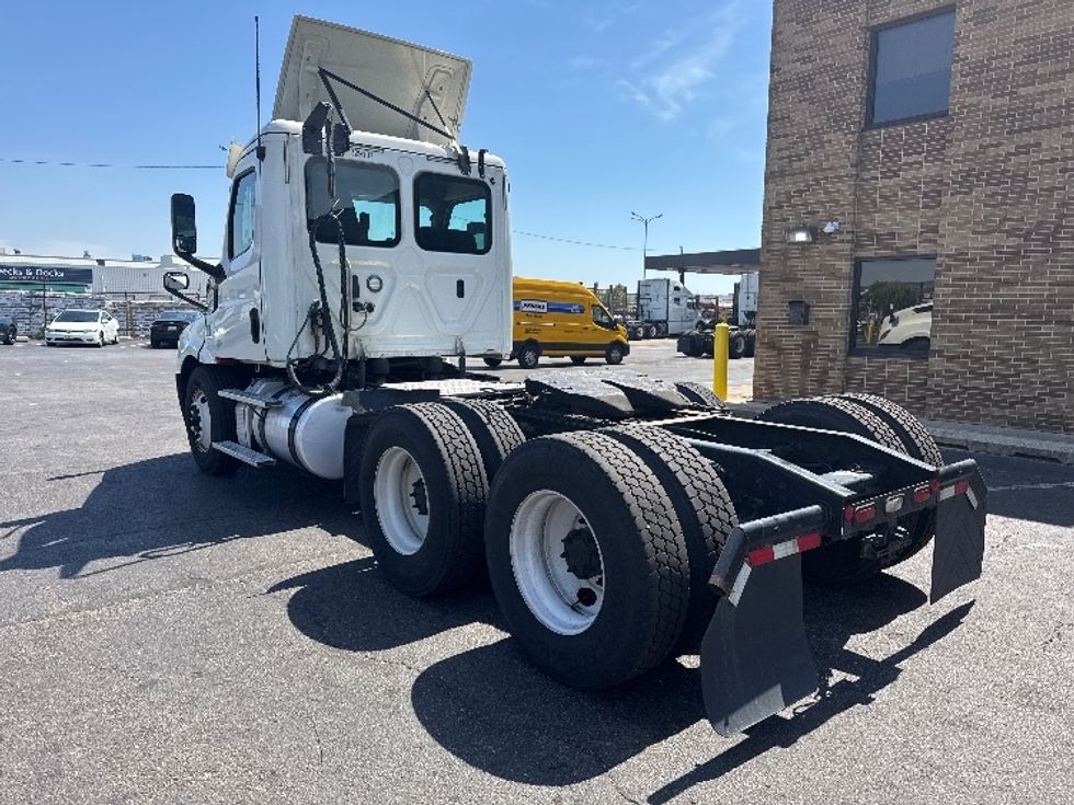 Day Cab Tractor-Heavy Duty Tractors-Freightliner-2019-T12664ST-Baltimore-MD-295,889\n\t\tmiles-$ 38,500 - Image 5