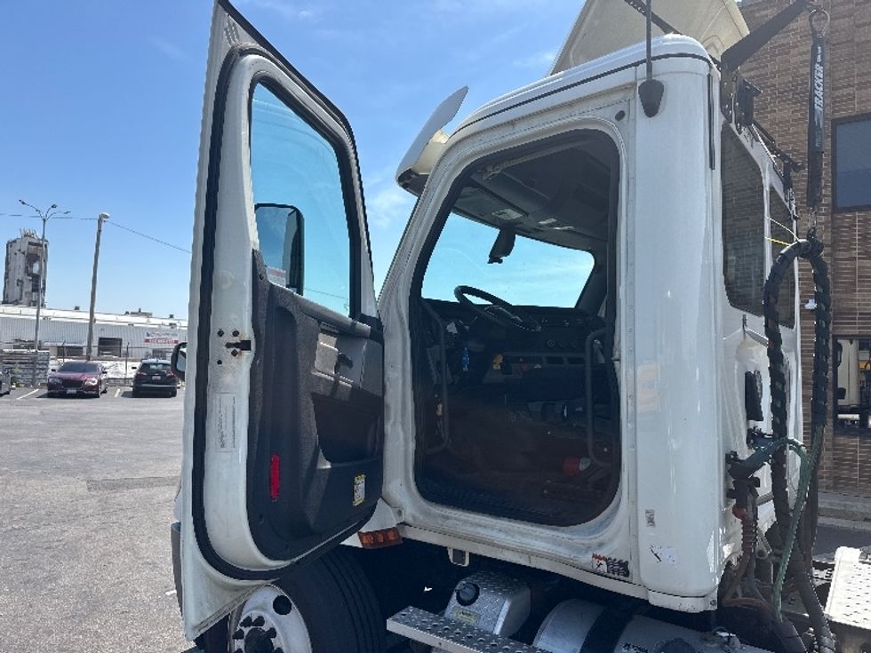 Day Cab Tractor-Heavy Duty Tractors-Freightliner-2019-T12664ST-Baltimore-MD-295,889\n\t\tmiles-$ 38,500 - Image 9