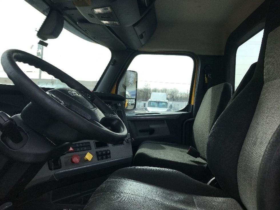 Day Cab Tractor-Heavy Duty Tractors-Freightliner-2019-T12664ST-Baltimore-MD-471,009\n\t\tmiles-$ 42,500 - Image 10