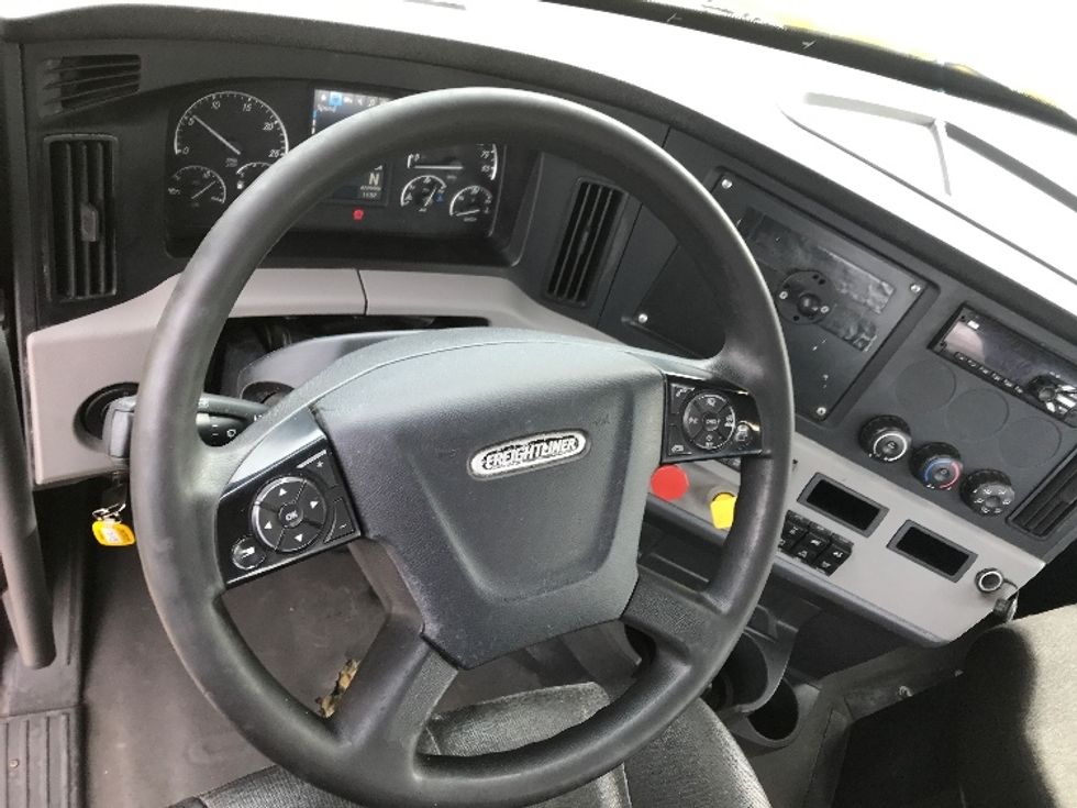 Day Cab Tractor-Heavy Duty Tractors-Freightliner-2019-T12664ST-Baltimore-MD-471,009\n\t\tmiles-$ 42,500 - Image 11
