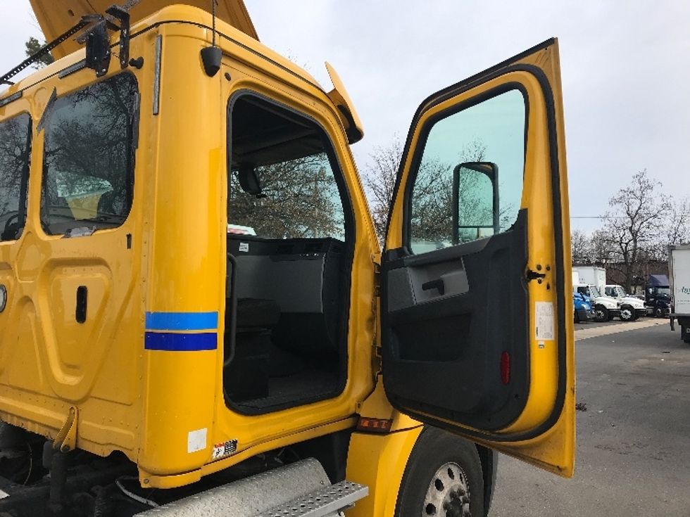 Day Cab Tractor-Heavy Duty Tractors-Freightliner-2019-T12664ST-Baltimore-MD-471,009\n\t\tmiles-$ 42,500 - Image 12