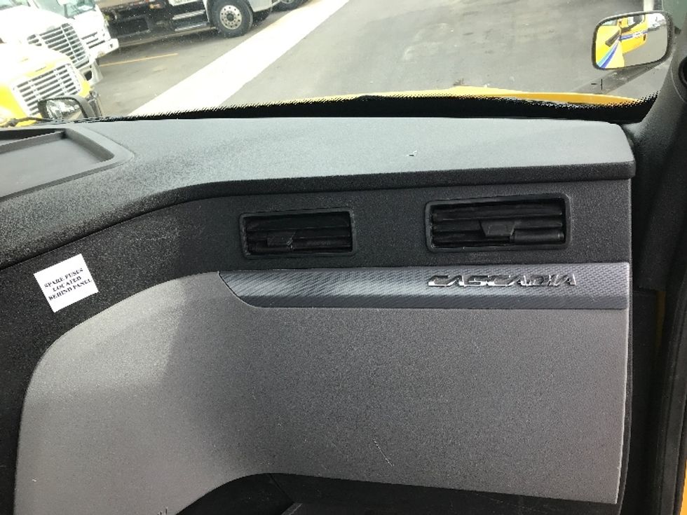 Day Cab Tractor-Heavy Duty Tractors-Freightliner-2019-T12664ST-Baltimore-MD-471,009\n\t\tmiles-$ 42,500 - Image 13