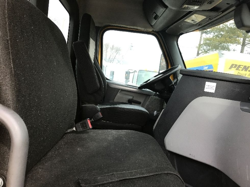 Day Cab Tractor-Heavy Duty Tractors-Freightliner-2019-T12664ST-Baltimore-MD-471,009\n\t\tmiles-$ 42,500 - Image 14