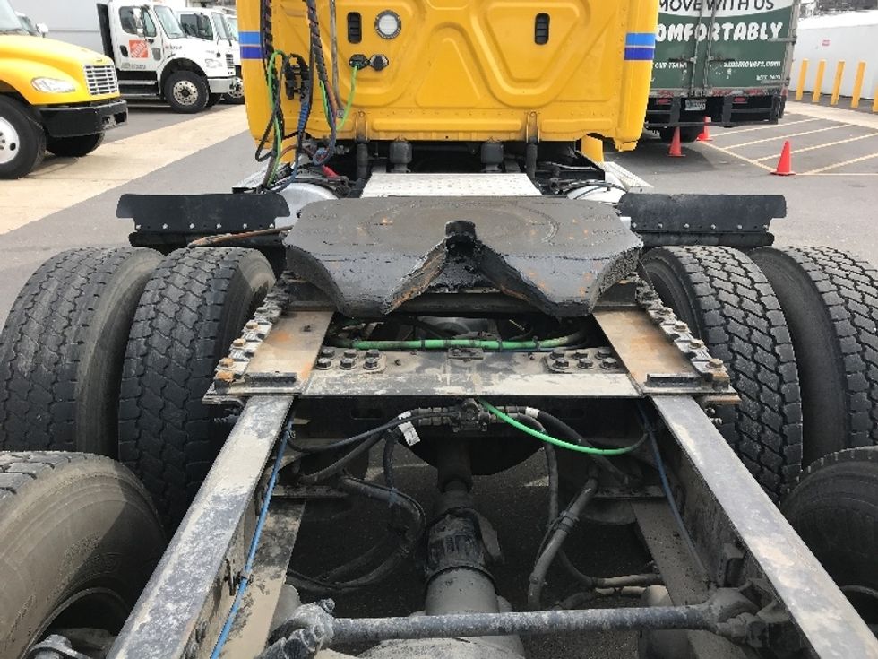 Day Cab Tractor-Heavy Duty Tractors-Freightliner-2019-T12664ST-Baltimore-MD-471,009\n\t\tmiles-$ 42,500 - Image 6