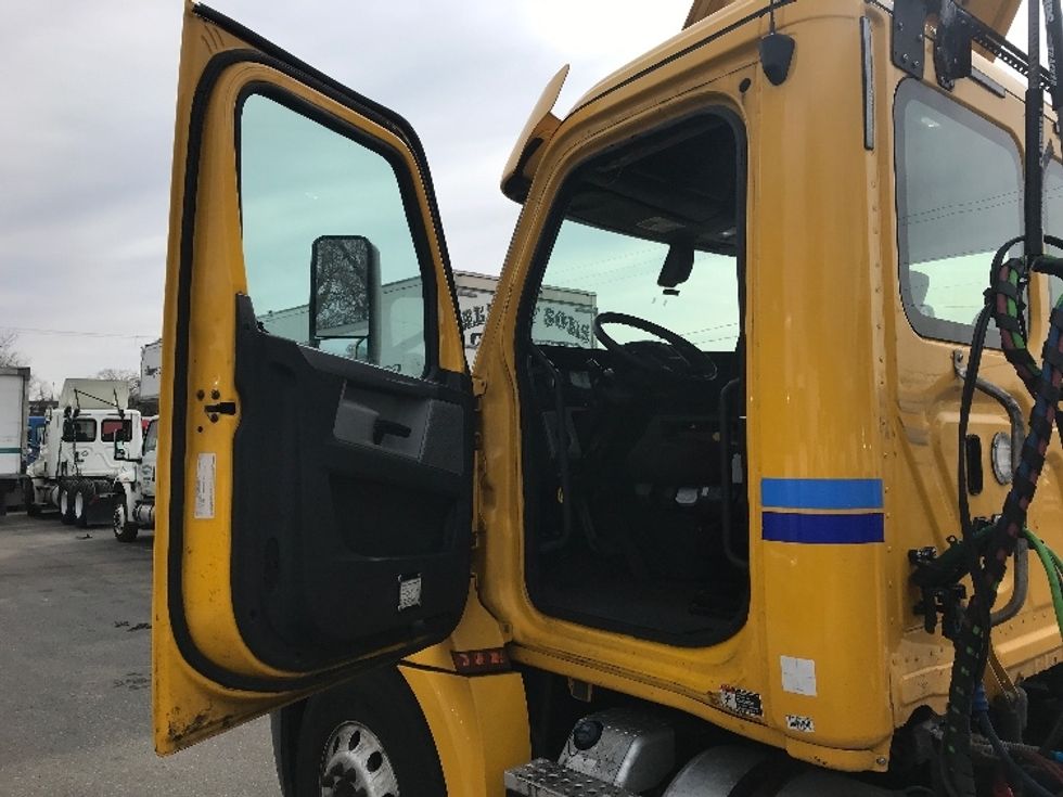 Day Cab Tractor-Heavy Duty Tractors-Freightliner-2019-T12664ST-Baltimore-MD-471,009\n\t\tmiles-$ 42,500 - Image 9