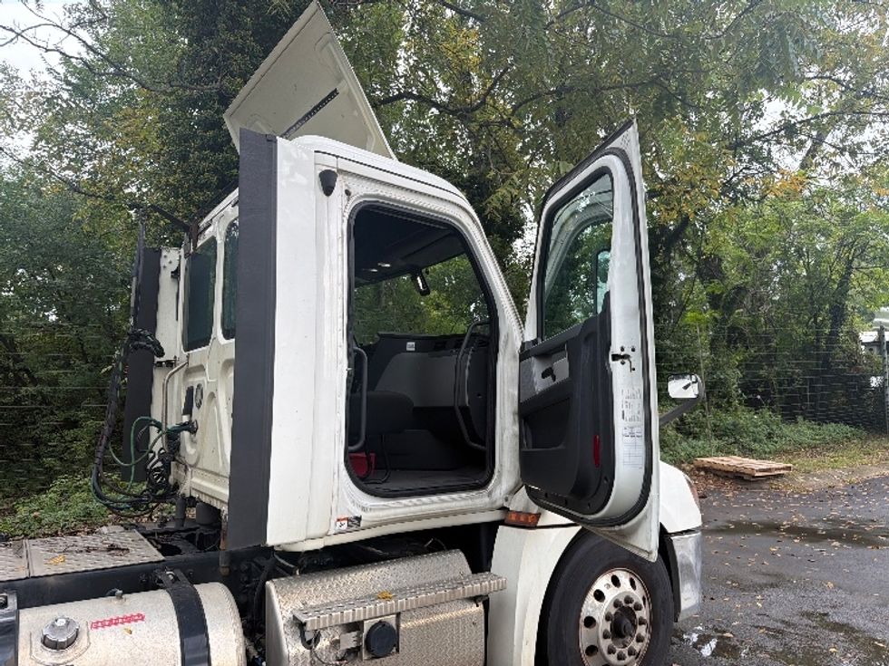 Day Cab Tractor-Heavy Duty Tractors-Freightliner-2019-T12664ST-Baltimore-MD-486,868\n\t\tmiles-$ 37,750 - Image 12