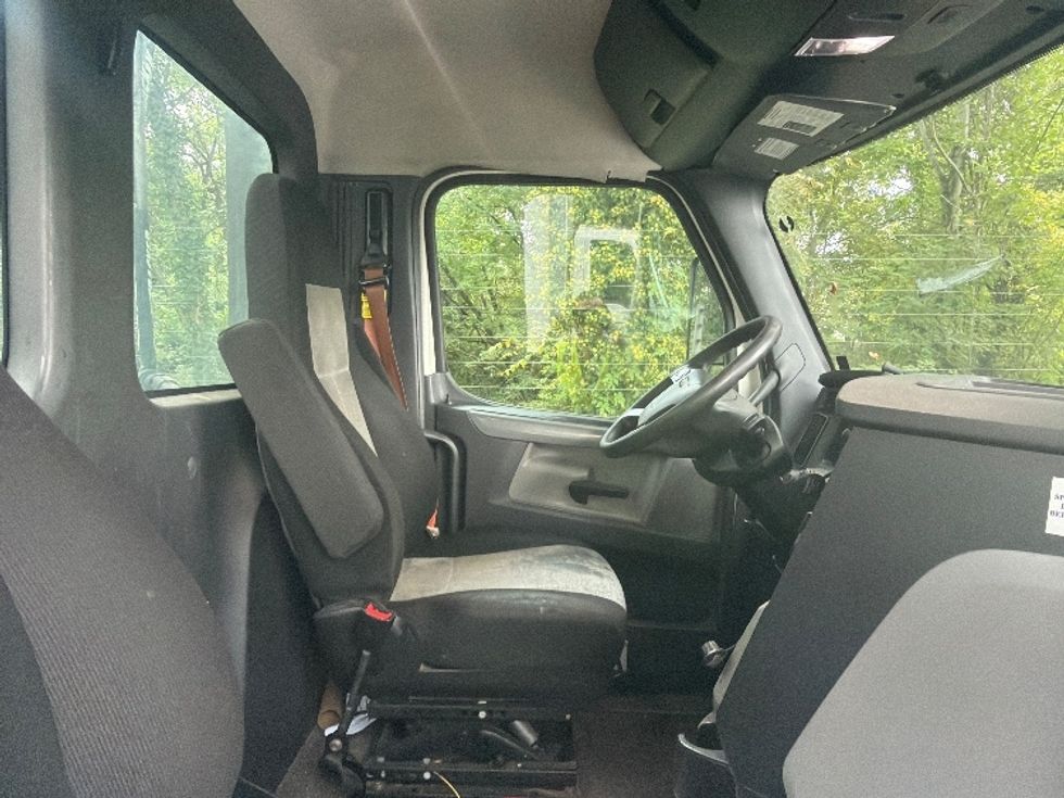 Day Cab Tractor-Heavy Duty Tractors-Freightliner-2019-T12664ST-Baltimore-MD-486,868\n\t\tmiles-$ 37,750 - Image 14