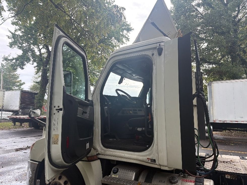 Day Cab Tractor-Heavy Duty Tractors-Freightliner-2019-T12664ST-Baltimore-MD-486,868\n\t\tmiles-$ 37,750 - Image 9