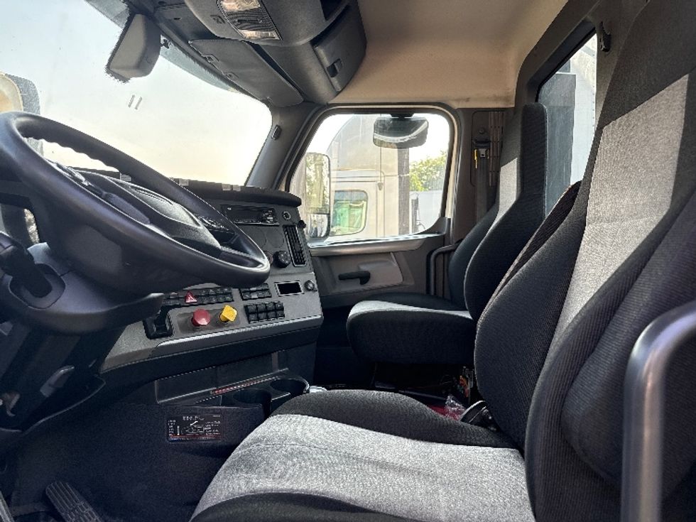 Day Cab Tractor-Heavy Duty Tractors-Freightliner-2019-T12664ST-Baltimore-MD-615,967\n\t\tmiles-$ 30,500 - Image 10