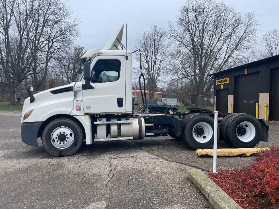 Day Cab Tractor-Heavy Duty Tractors-Freightliner-2019-T12664ST-Battle Creek-MI-411,802\n\t\tmiles-$ 51,250 - Image 4