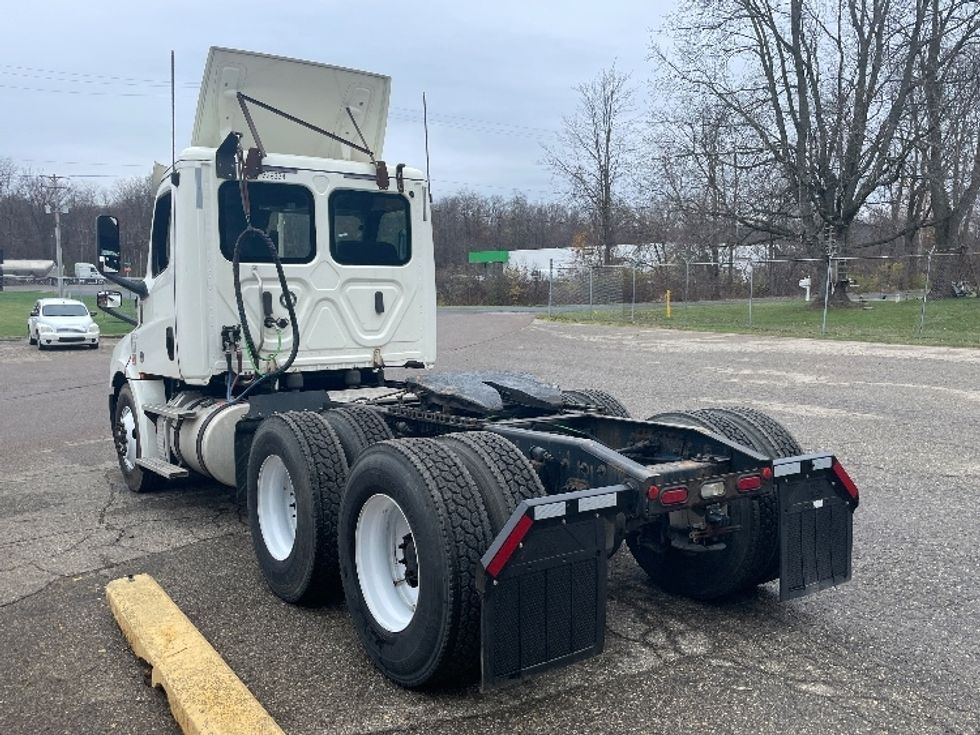 Day Cab Tractor-Heavy Duty Tractors-Freightliner-2019-T12664ST-Battle Creek-MI-411,802\n\t\tmiles-$ 51,250 - Image 5
