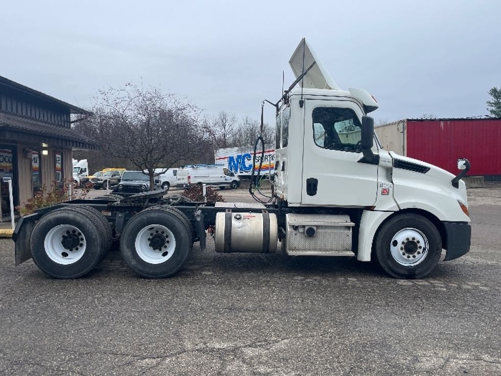 Day Cab Tractor-Heavy Duty Tractors-Freightliner-2019-T12664ST-Battle Creek-MI-411,802\n\t\tmiles-$ 51,250 - Image 8