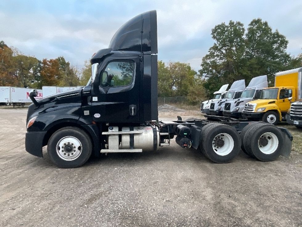 2019 Freightliner T12664ST Day Cab Tractor