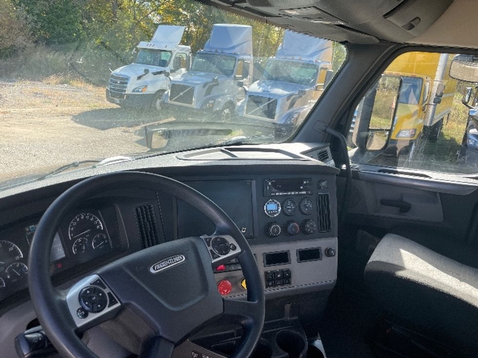 Day Cab Tractor-Heavy Duty Tractors-Freightliner-2019-T12664ST-Battle Creek-MI-618,448\n\t\tmiles-$ 33,250 - Image 10