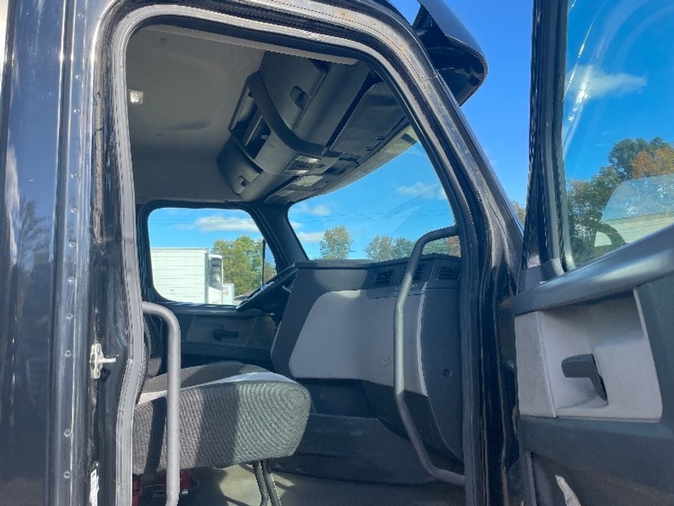 Day Cab Tractor-Heavy Duty Tractors-Freightliner-2019-T12664ST-Battle Creek-MI-618,448\n\t\tmiles-$ 33,250 - Image 12