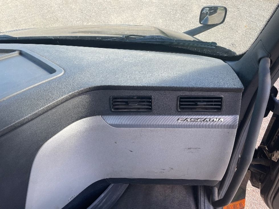 Day Cab Tractor-Heavy Duty Tractors-Freightliner-2019-T12664ST-Battle Creek-MI-618,448\n\t\tmiles-$ 33,250 - Image 13