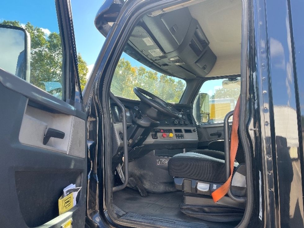 Day Cab Tractor-Heavy Duty Tractors-Freightliner-2019-T12664ST-Battle Creek-MI-618,448\n\t\tmiles-$ 33,250 - Image 9