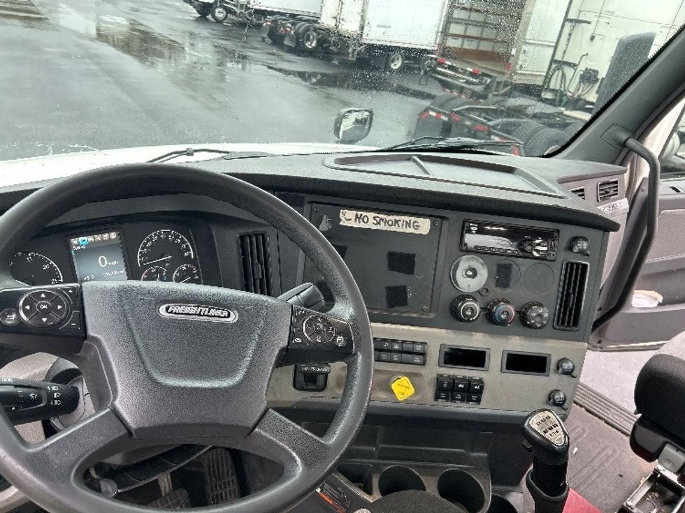 Day Cab Tractor-Heavy Duty Tractors-Freightliner-2019-T12664ST-Belcamp-MD-189,113\n\t\tmiles-$ 52,250 - Image 10