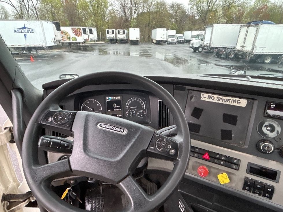 Day Cab Tractor-Heavy Duty Tractors-Freightliner-2019-T12664ST-Belcamp-MD-189,113\n\t\tmiles-$ 52,250 - Image 11