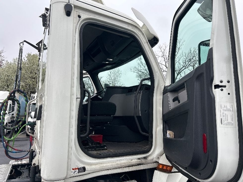 Day Cab Tractor-Heavy Duty Tractors-Freightliner-2019-T12664ST-Belcamp-MD-189,113\n\t\tmiles-$ 52,250 - Image 12