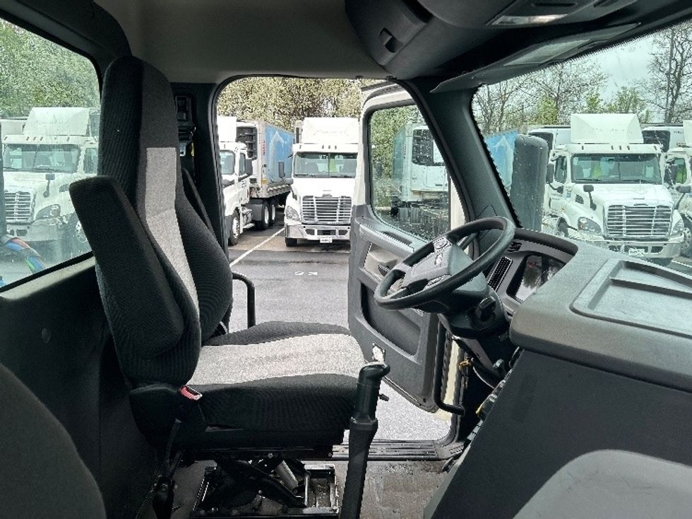 Day Cab Tractor-Heavy Duty Tractors-Freightliner-2019-T12664ST-Belcamp-MD-189,113\n\t\tmiles-$ 52,250 - Image 14