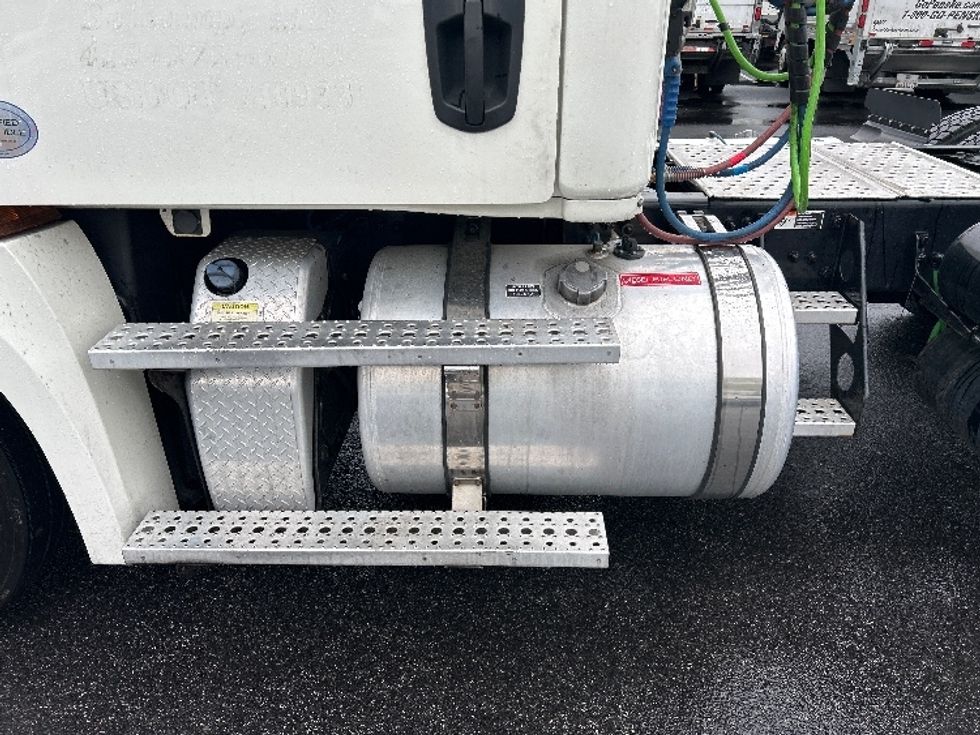 Day Cab Tractor-Heavy Duty Tractors-Freightliner-2019-T12664ST-Belcamp-MD-189,113\n\t\tmiles-$ 52,250 - Image 17