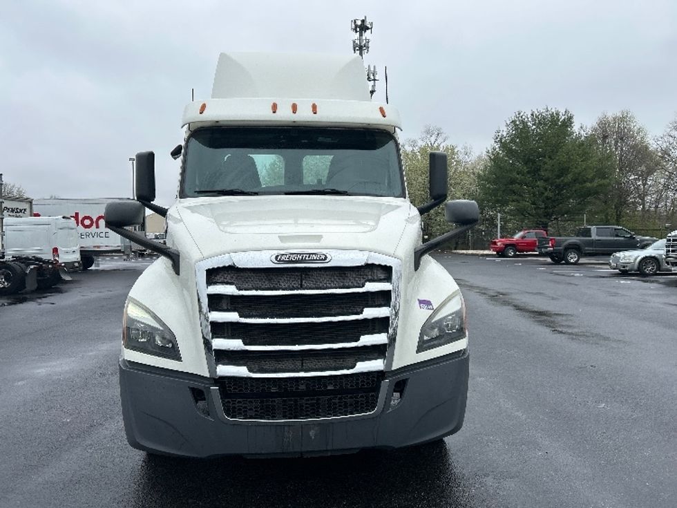 Day Cab Tractor-Heavy Duty Tractors-Freightliner-2019-T12664ST-Belcamp-MD-189,113\n\t\tmiles-$ 52,250 - Image 2